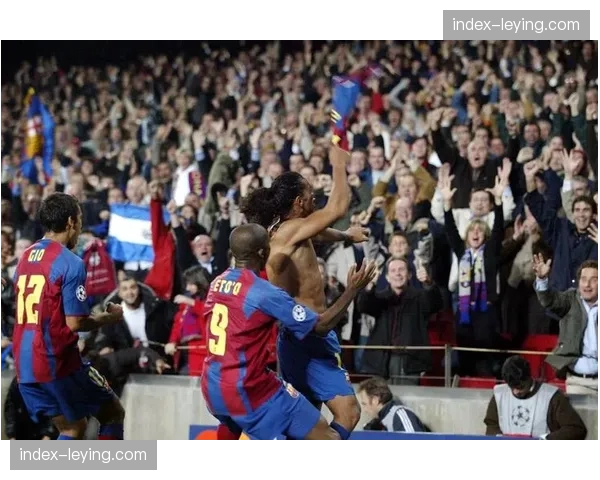 镜头捕捉:伯纳乌南看台展示巨型Tifo,致敬即将退役的克罗斯 镜头捕捉:伯纳乌南看台展示巨型Tifo,致敬即将退役的克罗斯