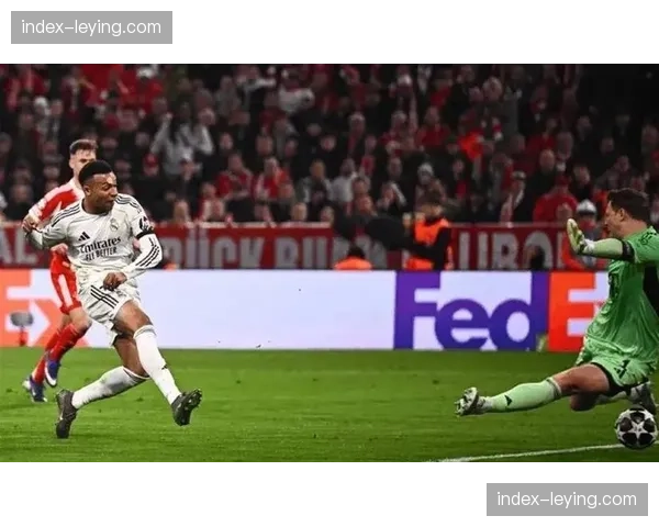 终场哨响，皇马球员拥抱庆祝终结连场不胜